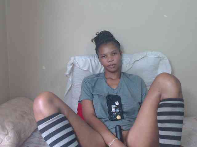 BadGirlMonaa webcam