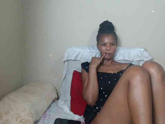 BadGirlMonaa webcam