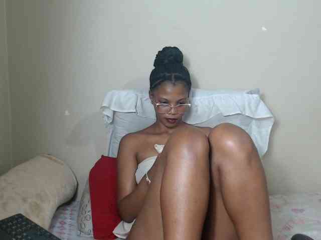 BadGirlMonaa webcam