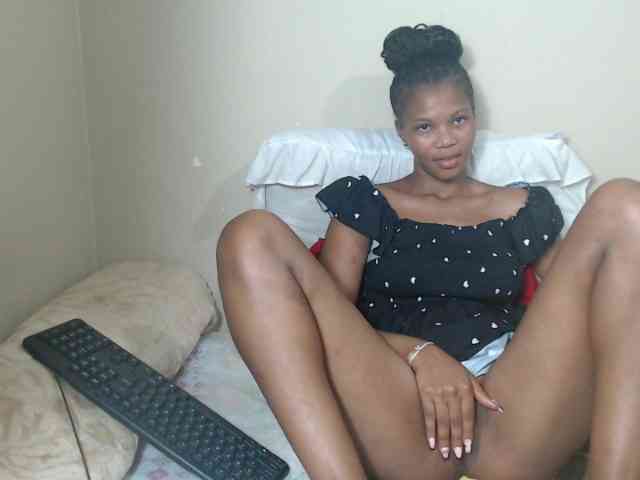 BadGirlMonaa webcam