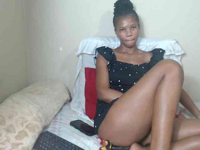 BadGirlMonaa webcam