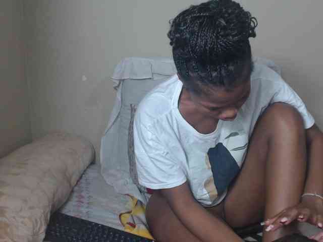 BadGirlMonaa webcam