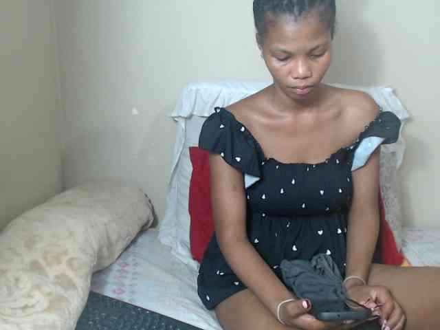 BadGirlMonaa webcam
