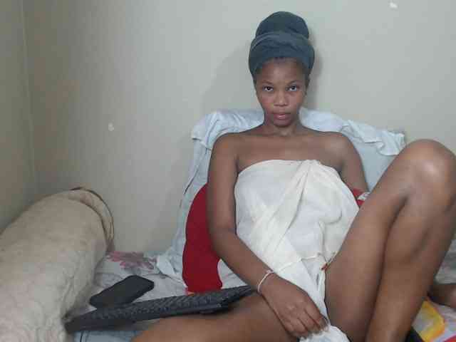BadGirlMonaa webcam
