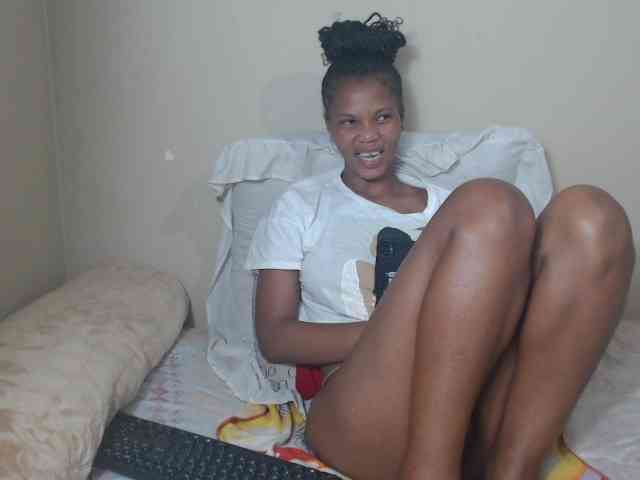 BadGirlMonaa webcam