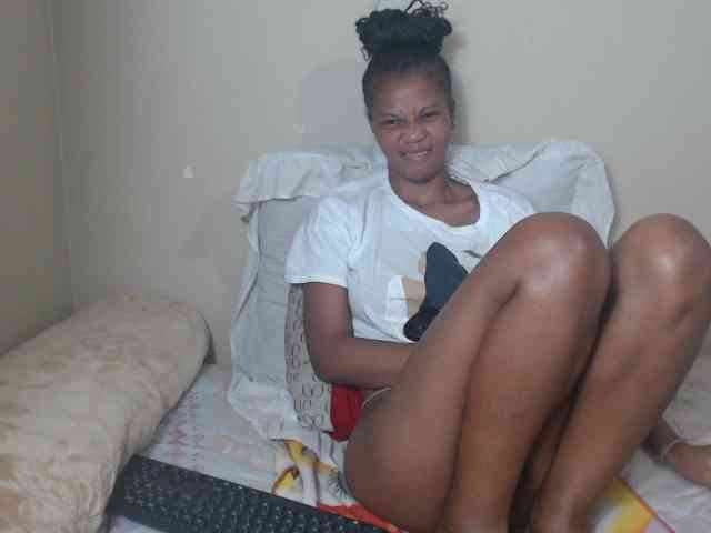 BadGirlMonaa webcam