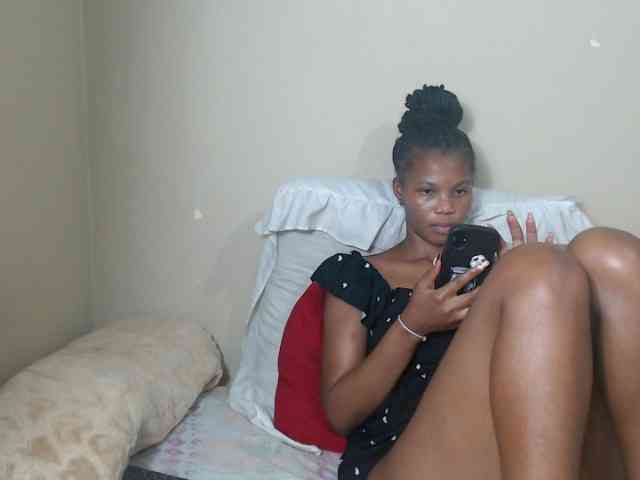 BadGirlMonaa webcam