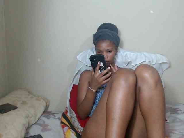 BadGirlMonaa webcam