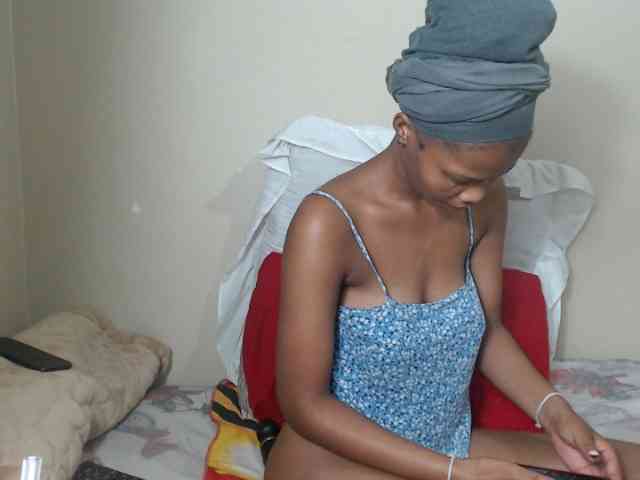 BadGirlMonaa webcam