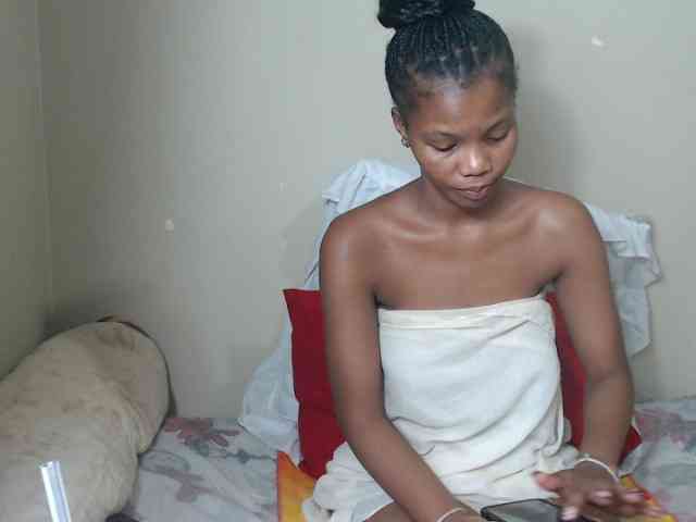 BadGirlMonaa webcam
