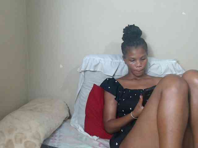 BadGirlMonaa webcam