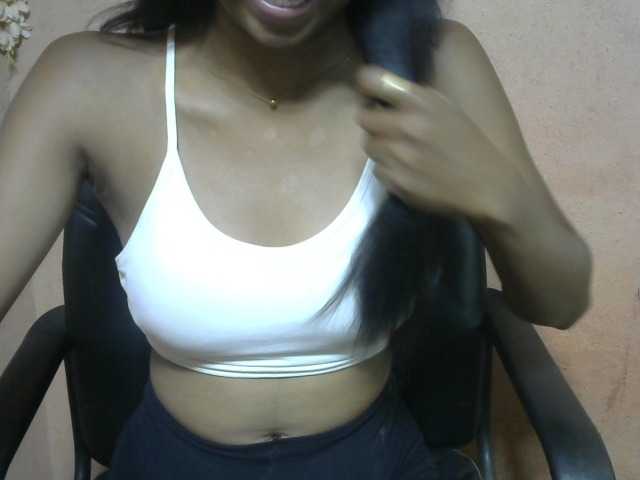 Laura1881 live cam profile