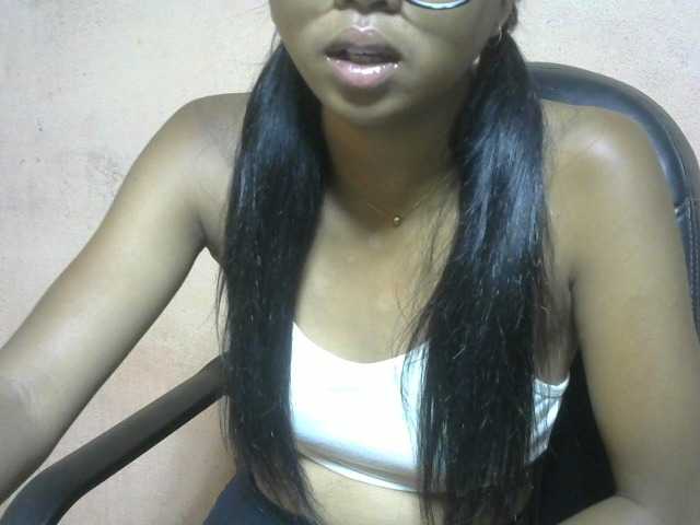 Laura1881 live cam profile