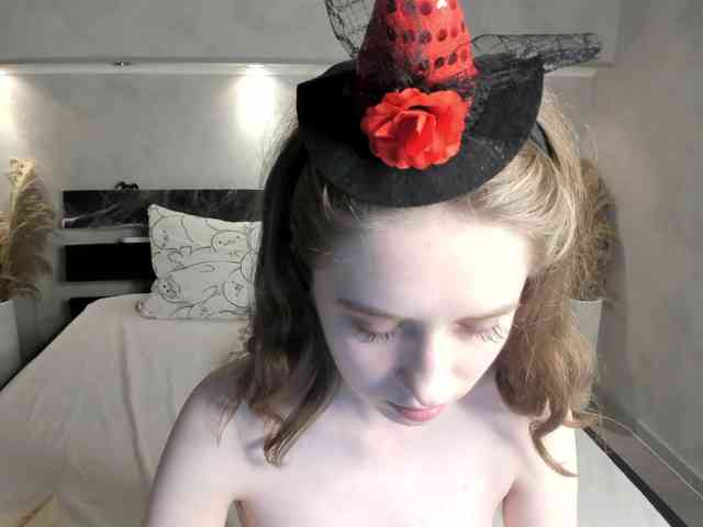 Camilla-Kelly webcam