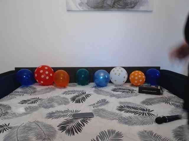 MyaDavies webcam