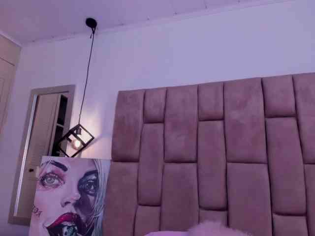 RavynRouge webcam