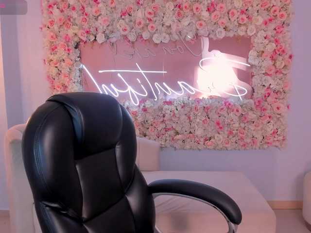 NatalieLewis's BongaCams show and profile