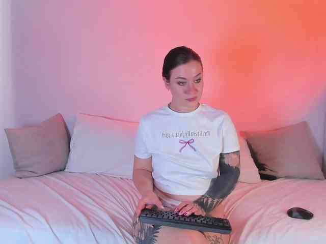 MiaKhallirae webcam