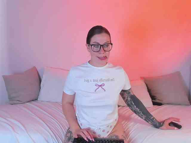 MiaKhallirae webcam
