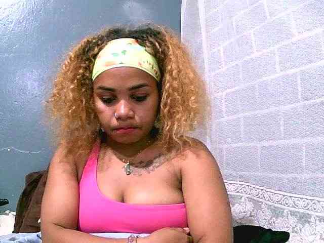 Monica1612 webcam