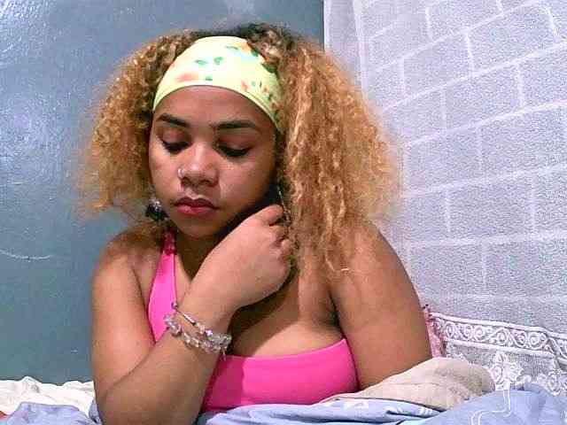 Monica1612 webcam