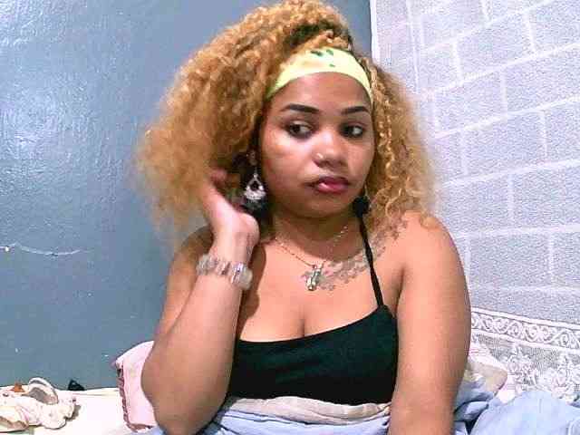 Monica1612 webcam