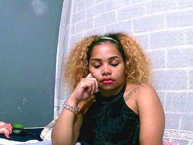 Monica1612 webcam