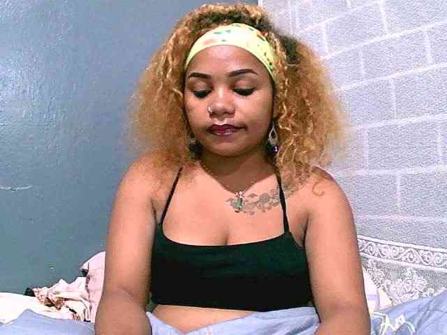Monica1612 webcam