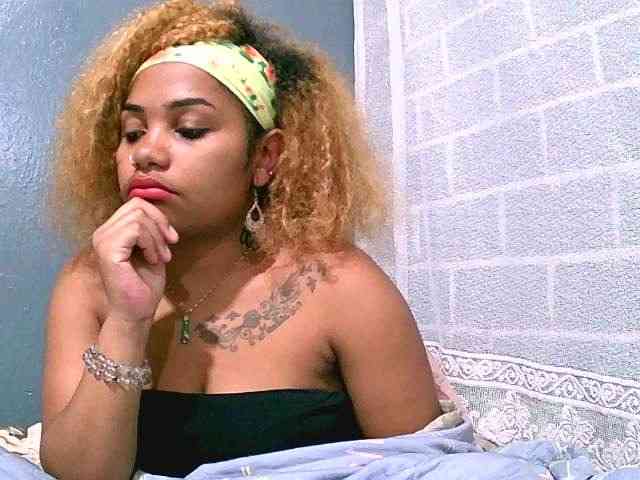 Monica1612 webcam