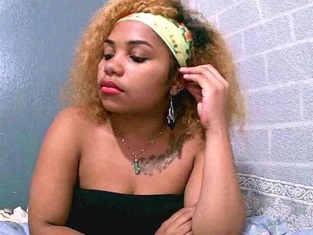Monica1612 webcam