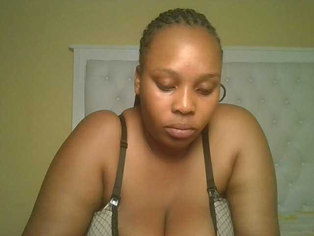 Queenlily25 webcam bongacams model stream image