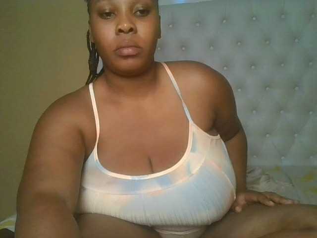 Queenlily25 webcam bongacams model stream image