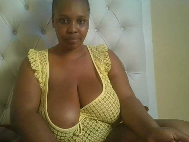 Queenlily25 webcam bongacams model stream image