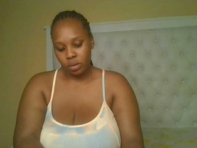 Queenlily25 webcam bongacams model stream image