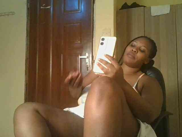 Queenlily25 webcam
