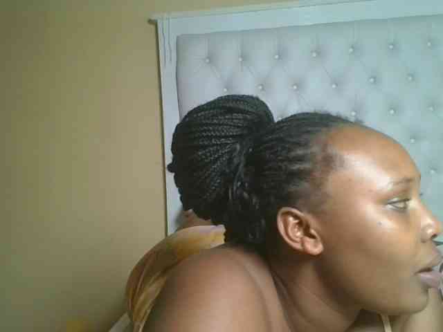 Queenlily25 webcam