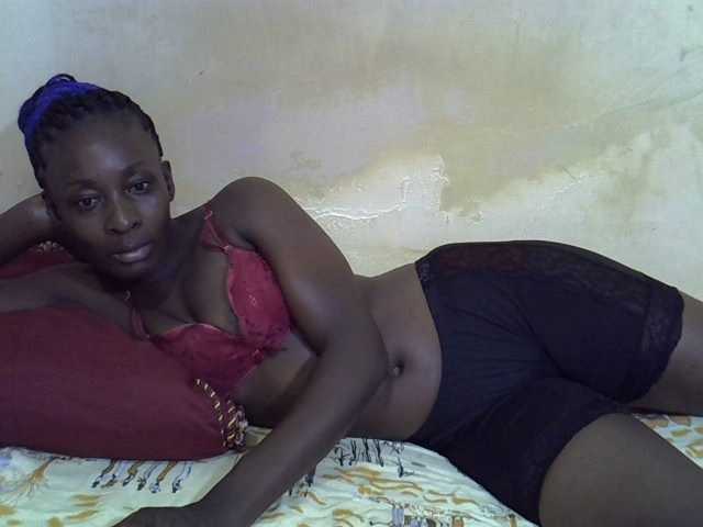 Preetypussie webcam bongacams model stream image