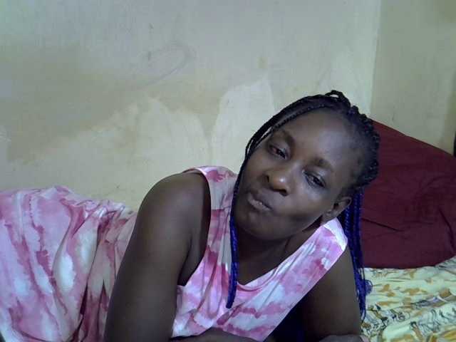 Preetypussie webcam bongacams model stream image