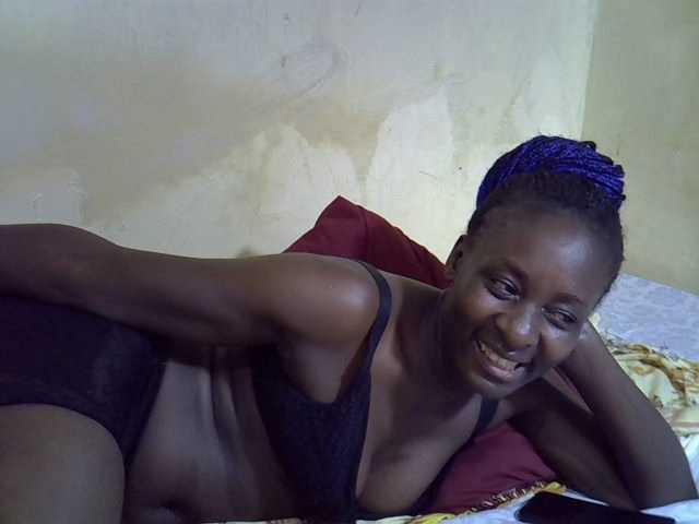 Preetypussie webcam bongacams model stream image