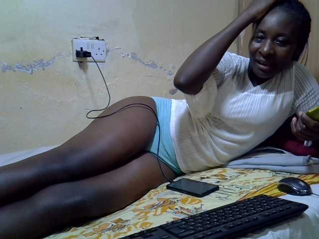 Preetypussie Live Cam on BongaCams