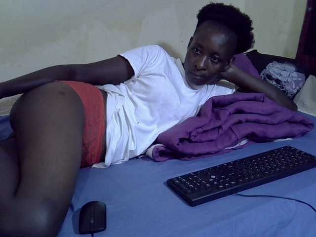 Preetypussie webcam bongacams model stream image