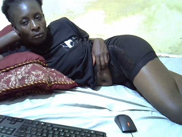 Preetypussie webcam bongacams model stream image