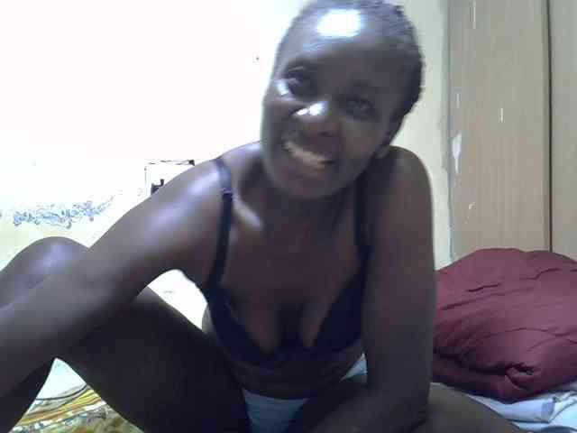 Preetypussie Live Webcam on BongaCams