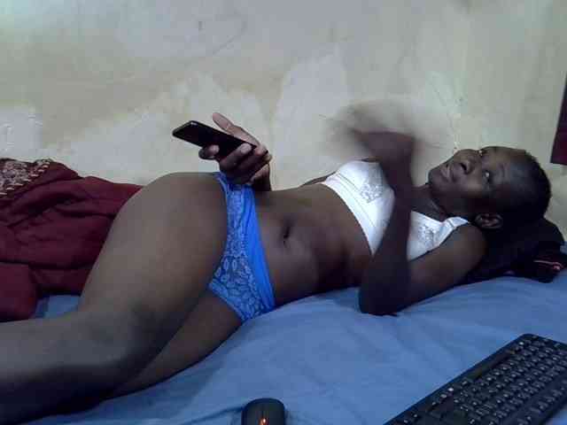 Preetypussie Live Webcam on BongaCams