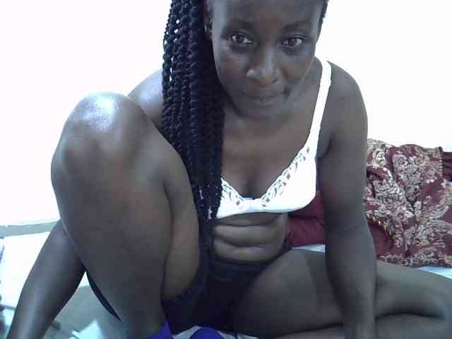 Preetypussie Live Webcam on BongaCams