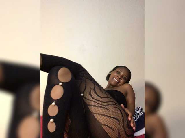 le modèle SnackQueen est en webcam porno dans un show sur le site bongacams, il possède les tags suivants: Ebony,Blonde,Trimmed