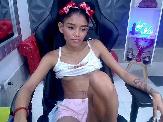 adissonpetite webcam