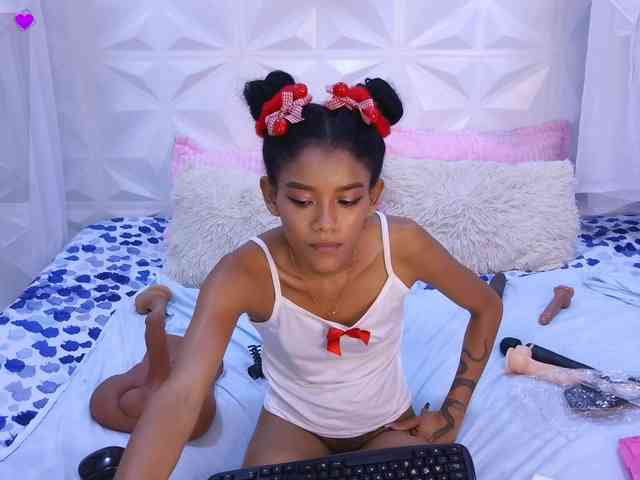 adissonpetite webcam
