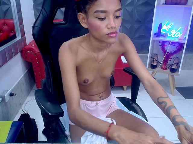 adissonpetite webcam