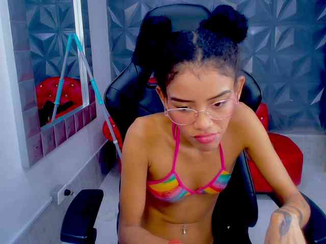 adissonpetite webcam